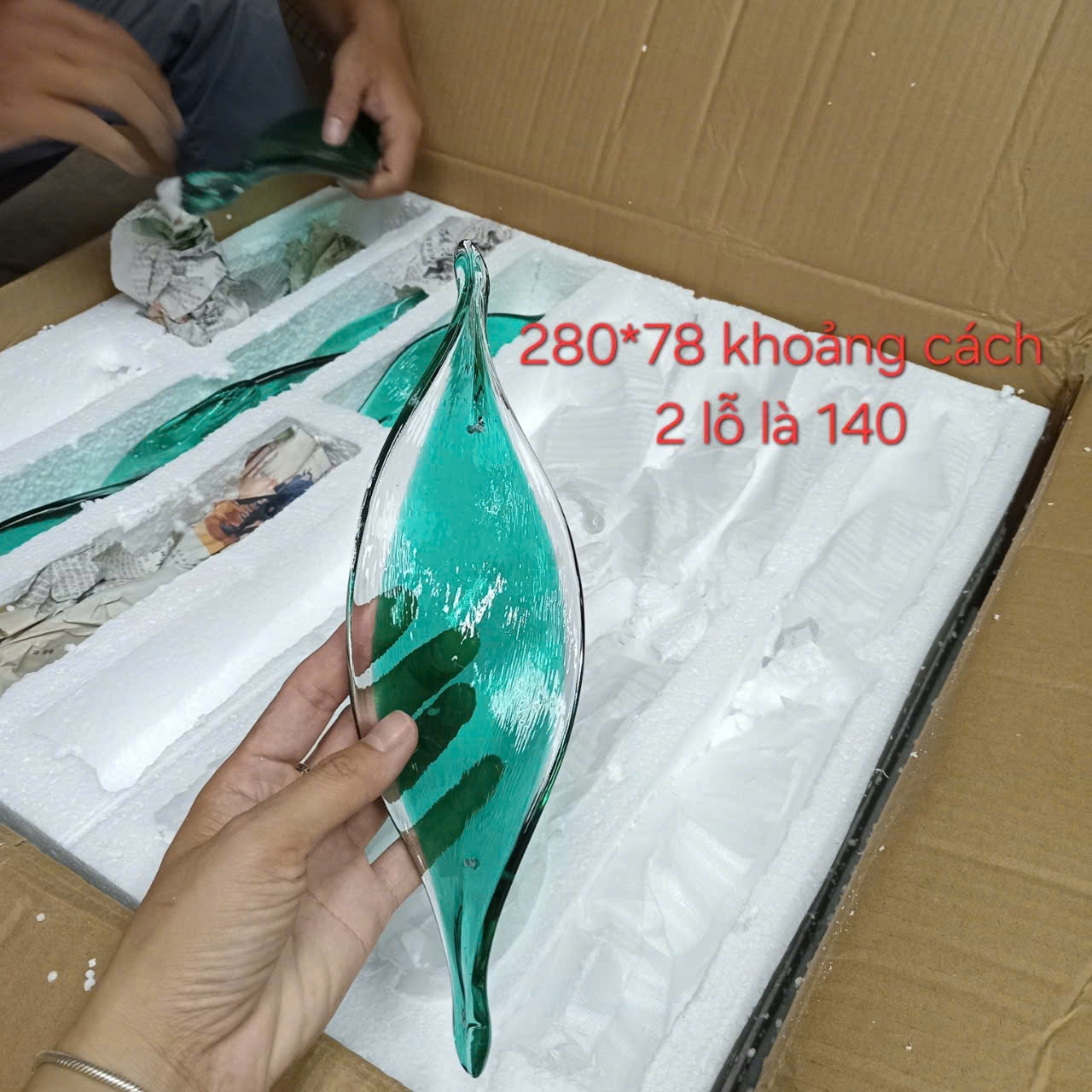 Bộ đèn chùm lá xoài xoắn gân PL025.2, gồm 260 lá xoài xoắn có gân màu trắng pha hổ phách, viền mạ vàng , không lắp COB . KT(mm): D1600 x H4000